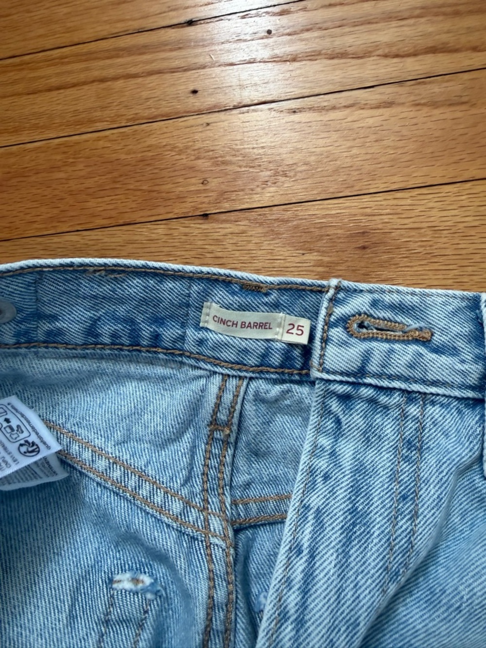 Levi’s barrel leg Cinch Light Blue Women’s Jeans - Picture 5 of 5